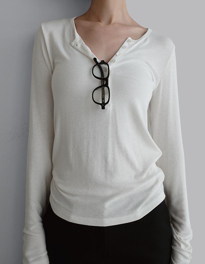 [by LAROOM] 맥헨리넥티셔츠