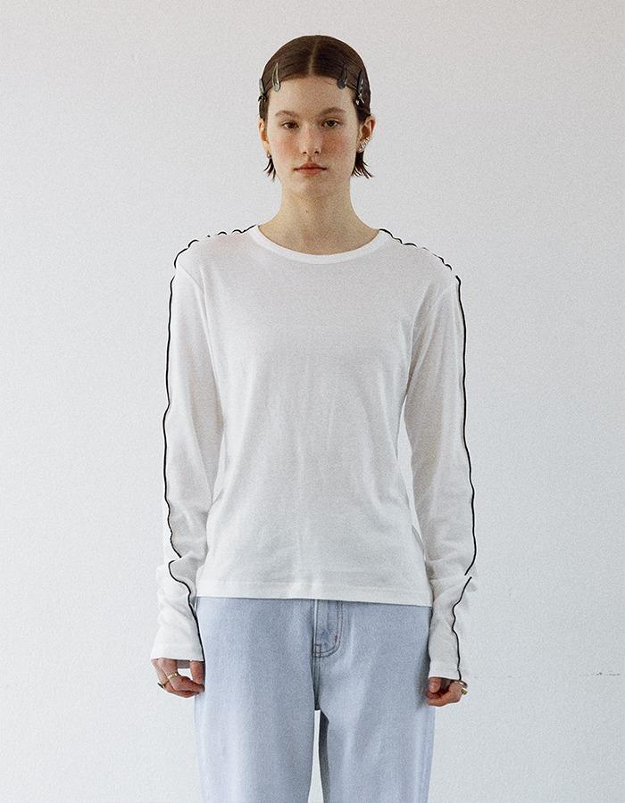 YOUNGOH) LINE POINTED LONGSLEEVE TS OFF WHITE