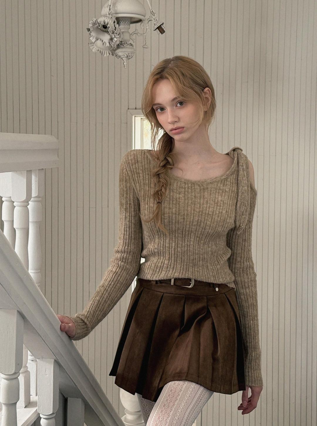 [온라인단독] 보헤 숄더 트임 스트랩 긴팔 니트