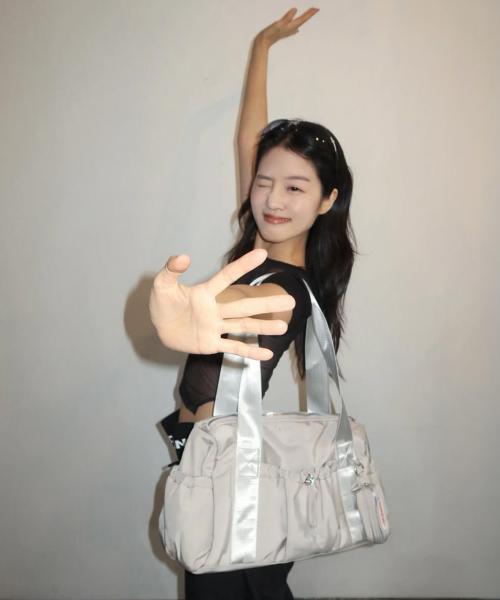 [파우치세트] glossy shoulder duffel bag _Light gray