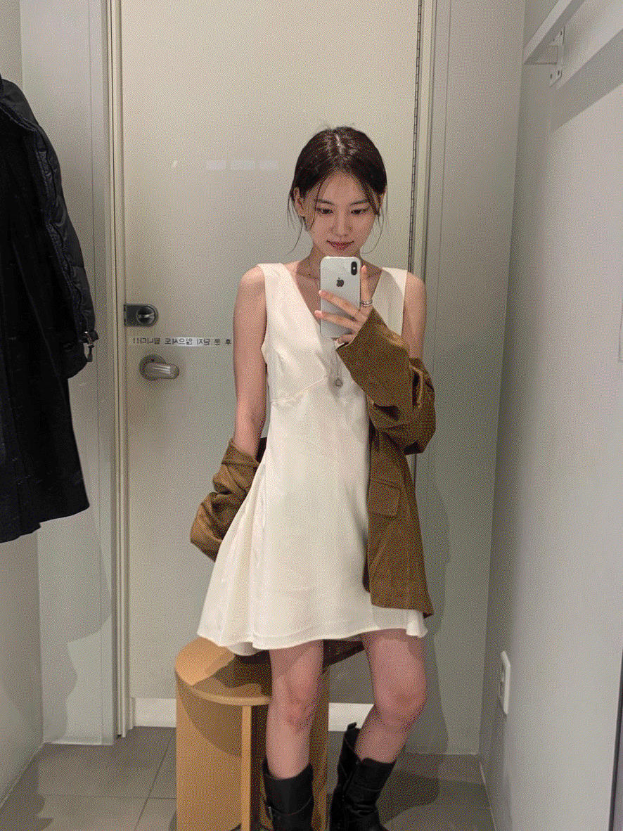 네임리 레터 새틴 플레어 원피스