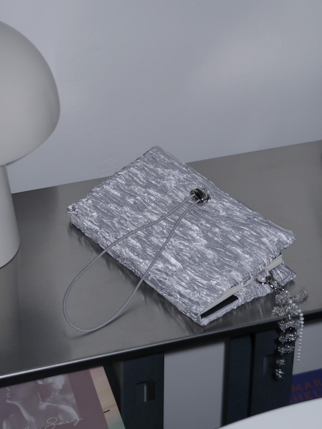 [Pre-Order 11/11 부터 순차 출고] Signature Book Cover - Silver (Handmade) / Glow Key Ring SET