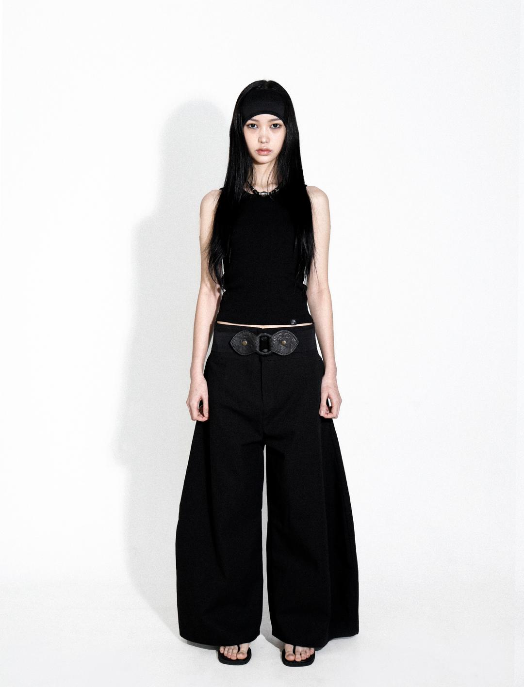 Eyelet point crop sleeveless (Black)  (5/31일 배송)