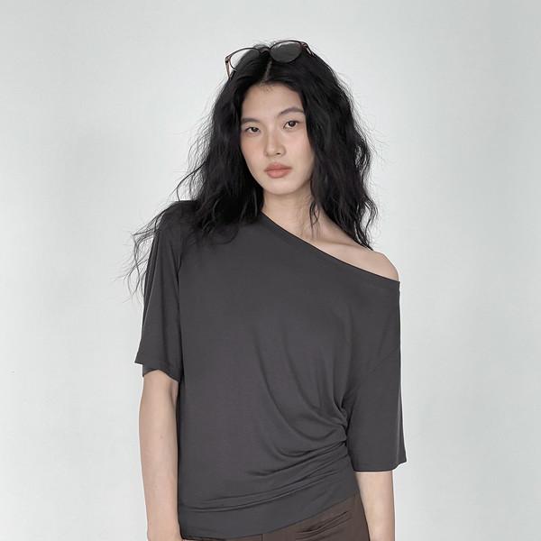 Off-shoulder Pleated T-shirt
