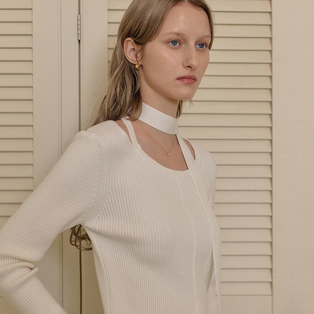 [룩캐스트] 아이보리 위트니 컷아웃 니트 탑 / IVORY WHITNEY CUTOUT KNIT TOP