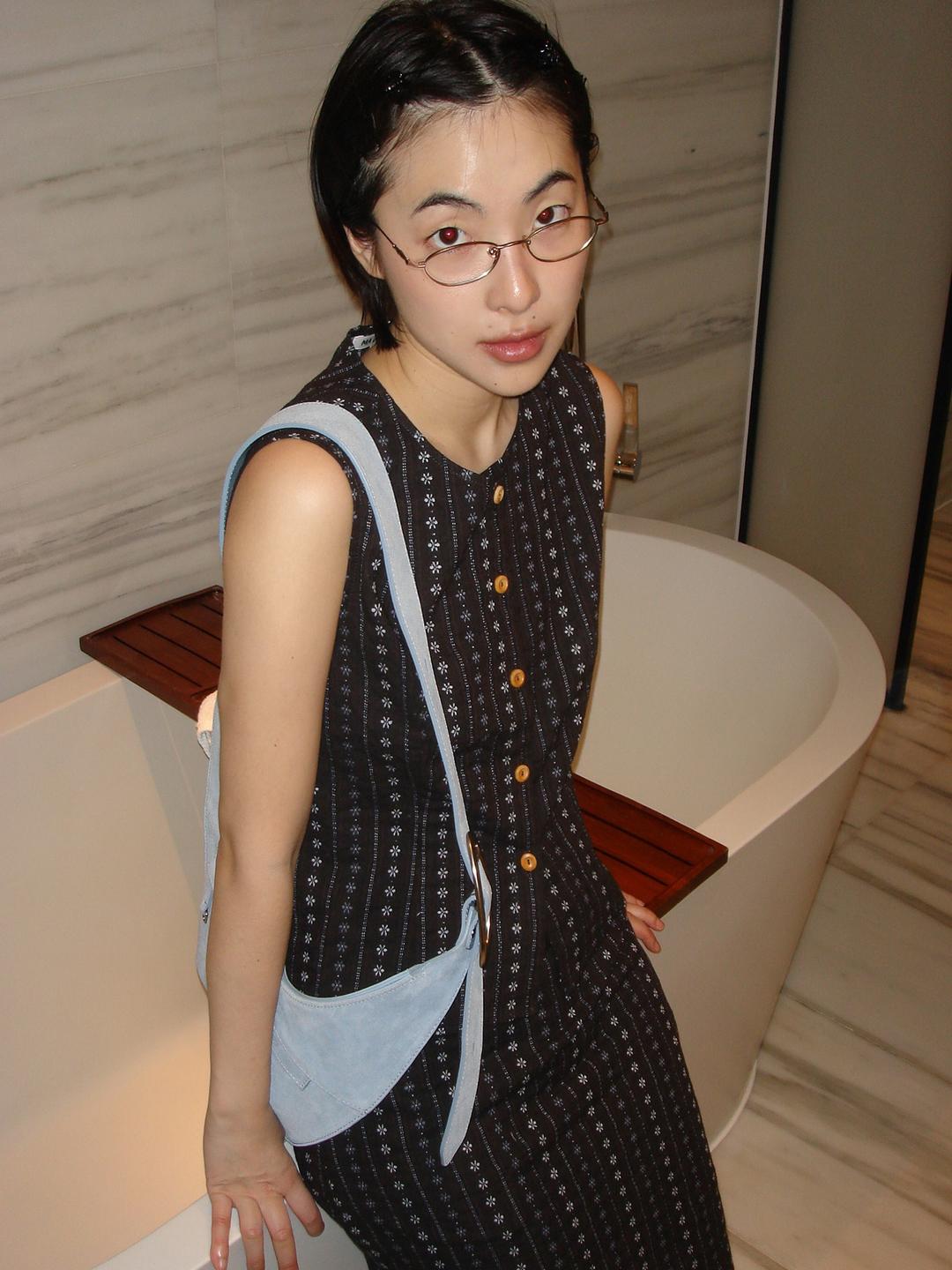 [07.25 순차출고_3차 리오더] FLOWER JACQUARD SLEEVELESS SHIRT_DARK BROWN