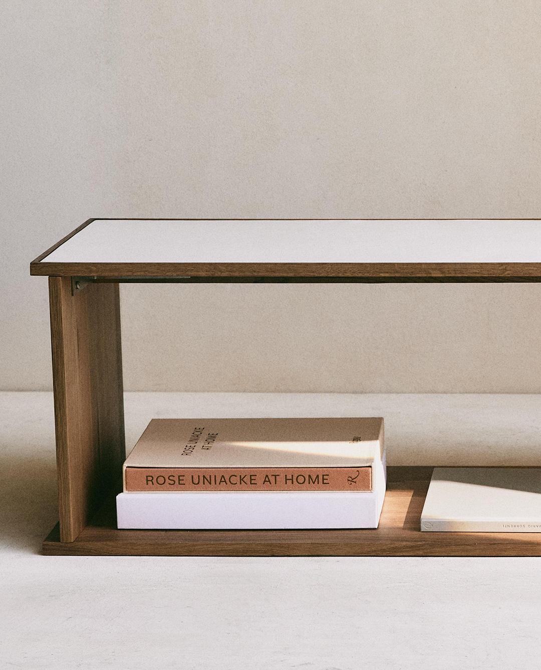 가죽 및 참나무 소재의 수납 가구