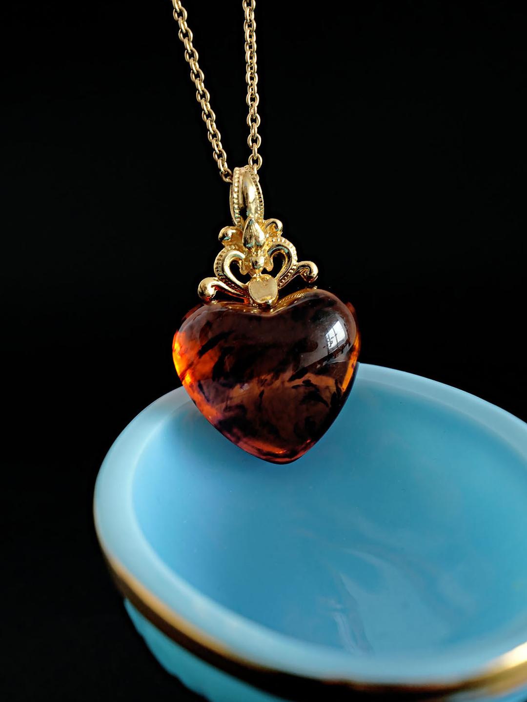 [avon] Amor Amber Heart Pendant necklace