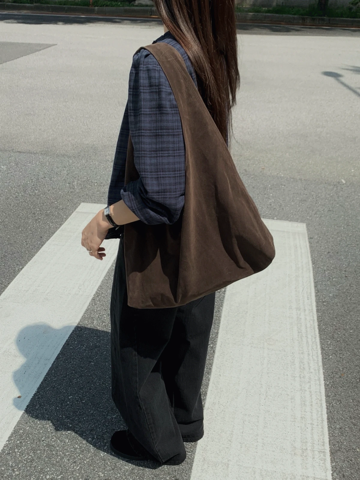 무드 스웨이드 숄더백