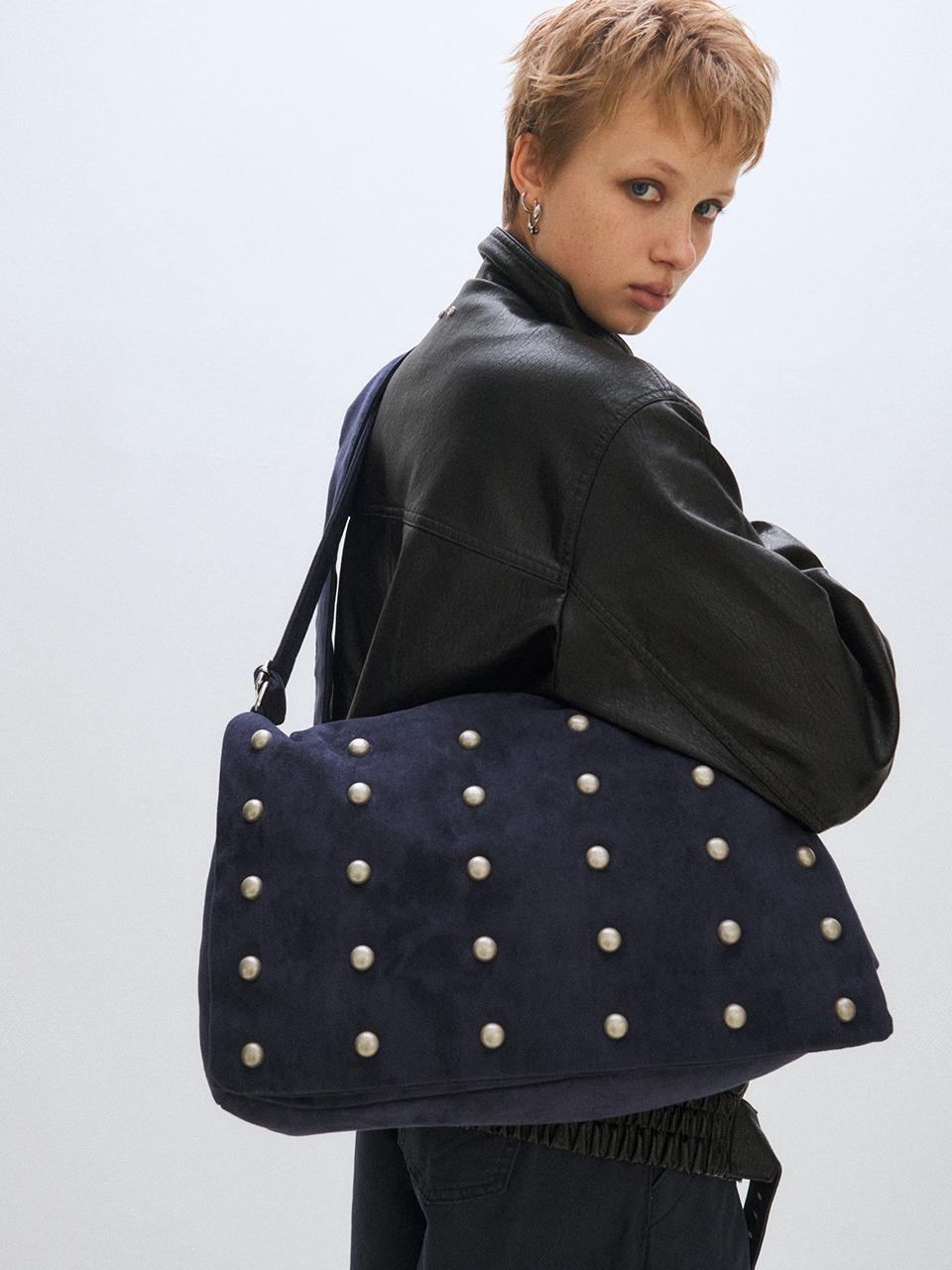 [PLZPROJECT]FREAKY STUD SUEDE MESSENGER BAG, NAVY
