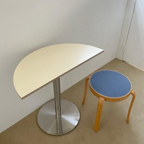 버터색 반원테이블