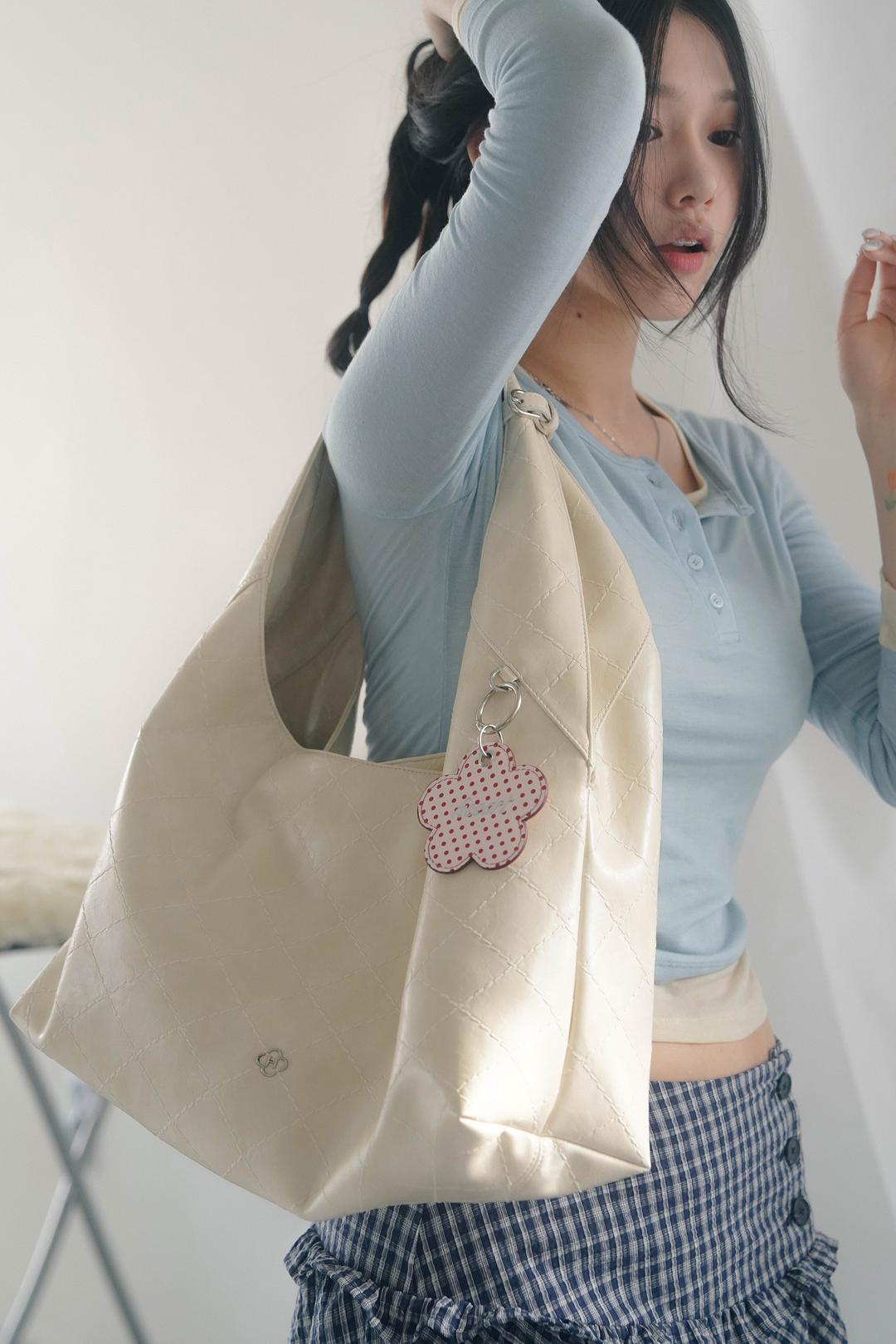 마고 레더 퀼팅 숄더백_아이보리