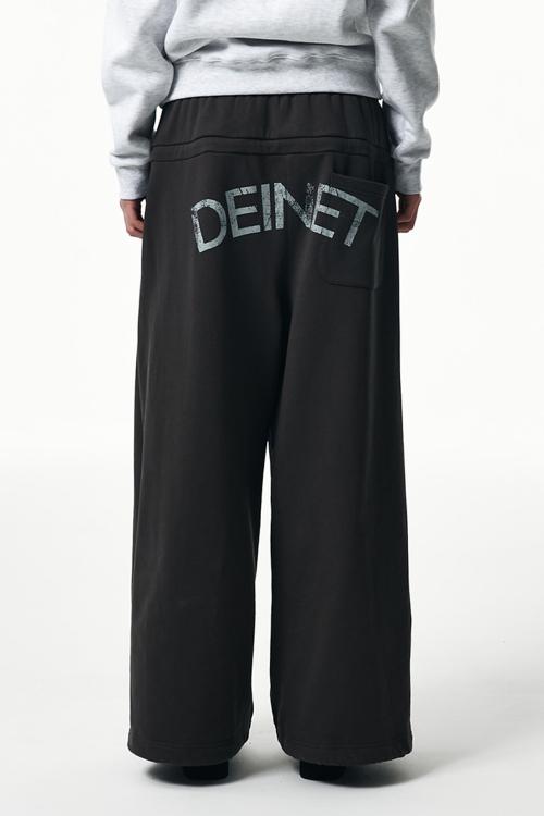 DEINET BACK LOGO SWEAT PANTS IN CHARCOAL