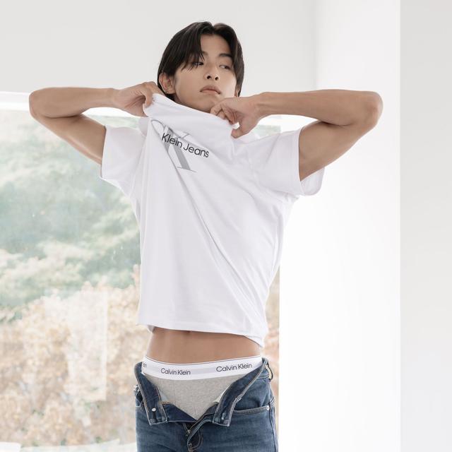 [CK] 남성 화이트 레귤러핏 히어로 모노그램 로고 반팔 티셔츠 40EM289 YAA