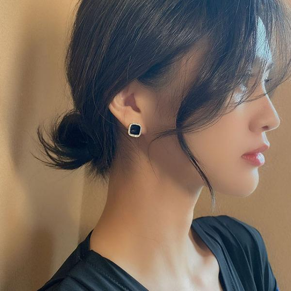 퀸 블랙 큐빅 925 실버 은침 딱붙는 귀걸이