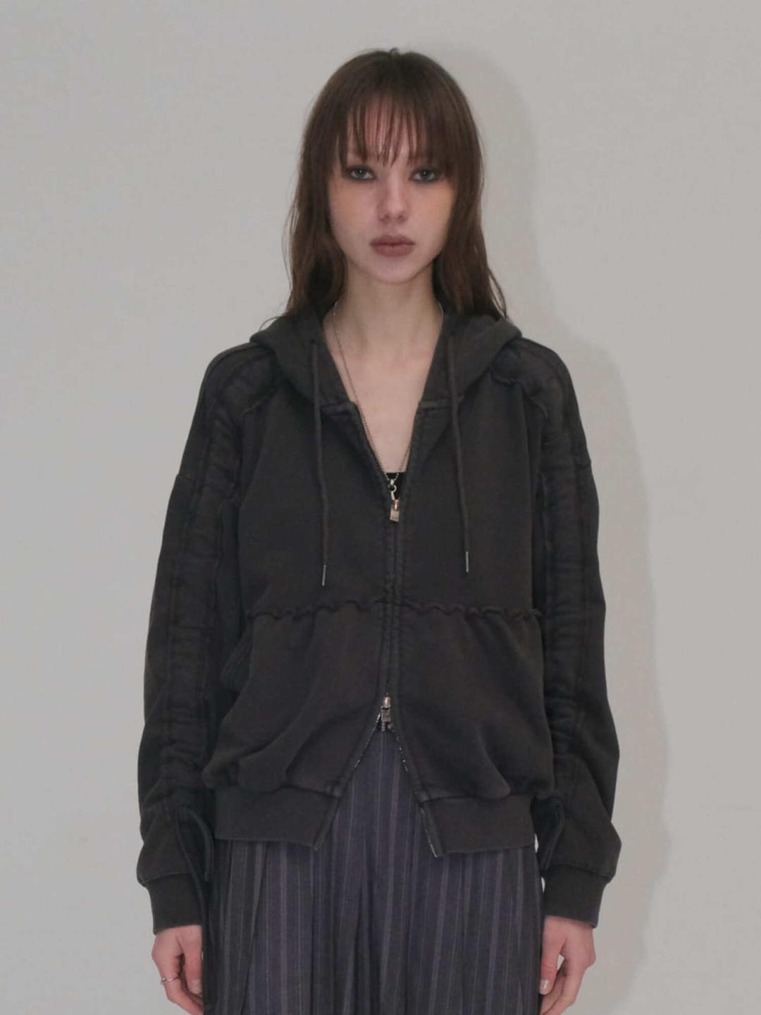 PIGMENT SHIRRING HOODIE [CHARCOAL]