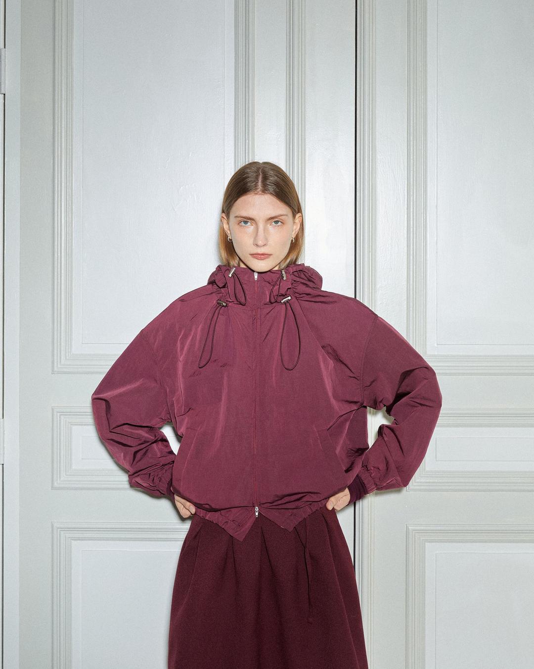 SHIRRING HOODED WINDBREAKER / BURGUNDY