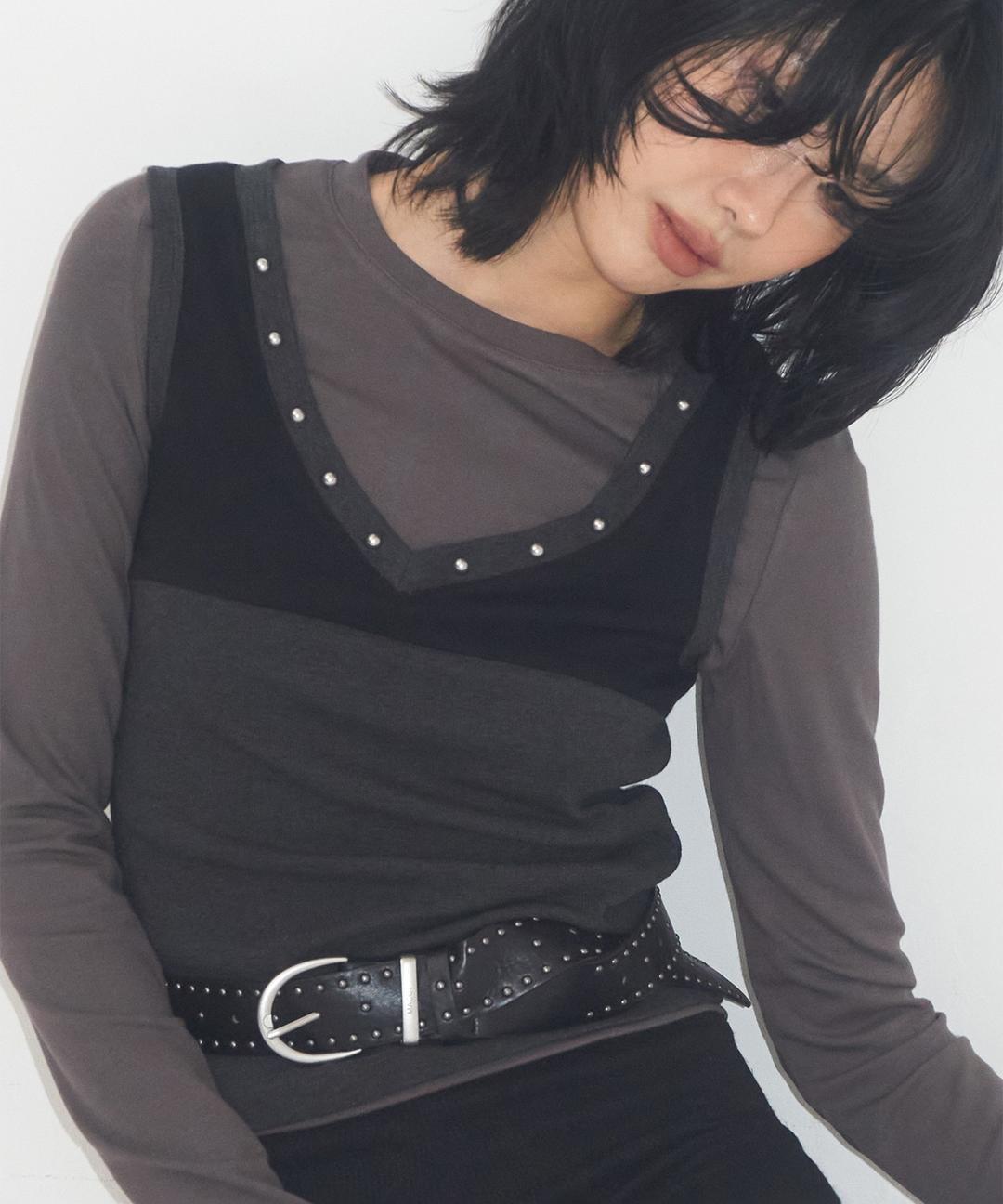 Studded V-neck two-way sleeveless layered t-shirt [Charcoal]