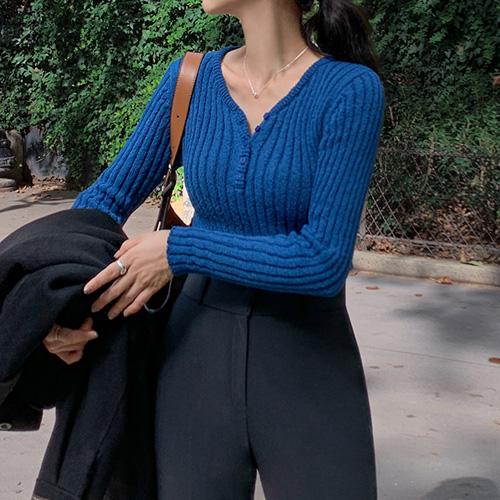 [겨울특가20%❄][당일발송][MINI.L] 루체 반오픈 버튼 브이넥 부클 니트