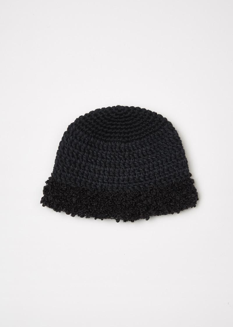 FURRY BUCKET HAT IN BLACK