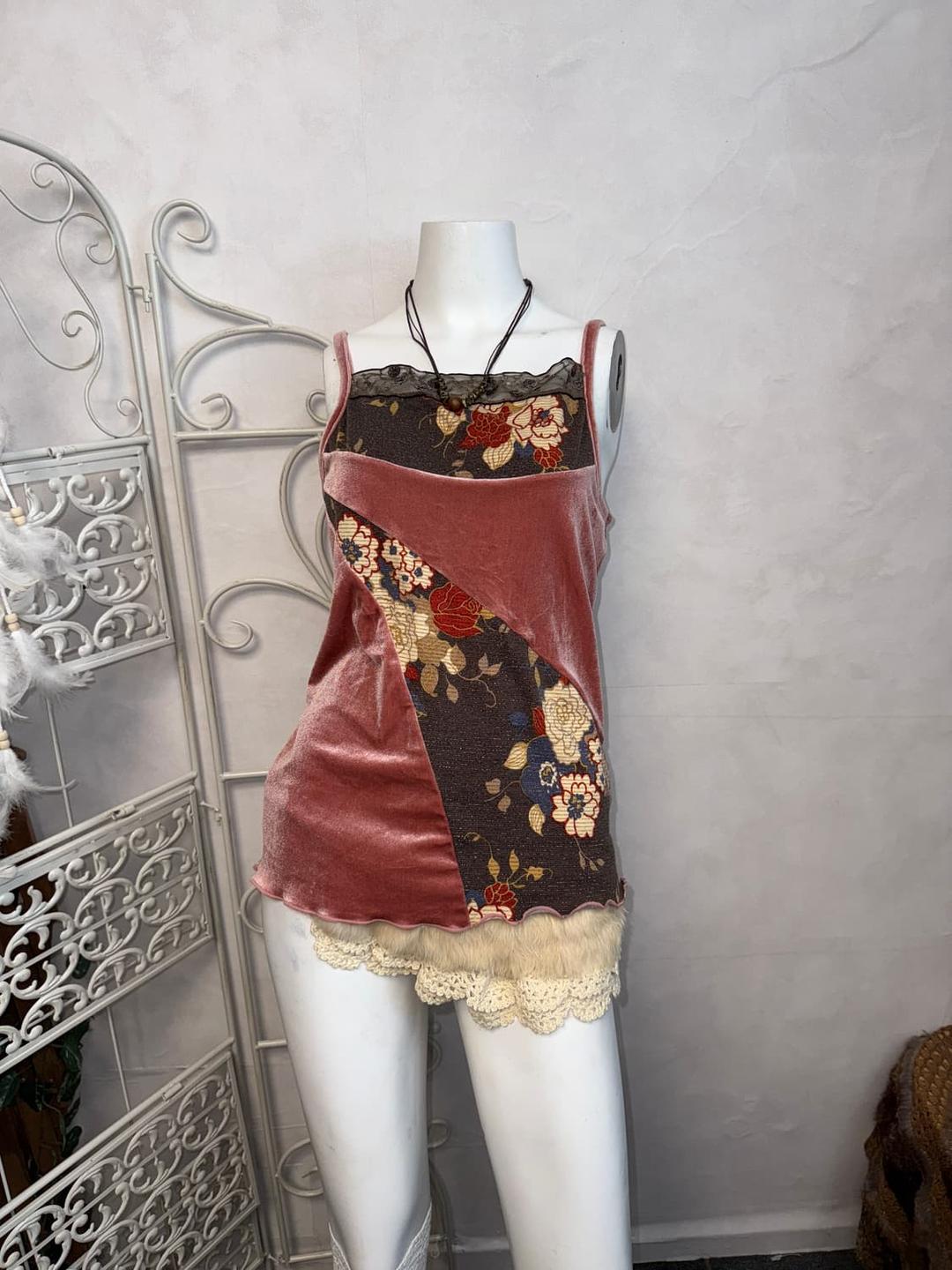 Indi pink oriental flower velvet 슬리브리스 | 후루츠패밀리