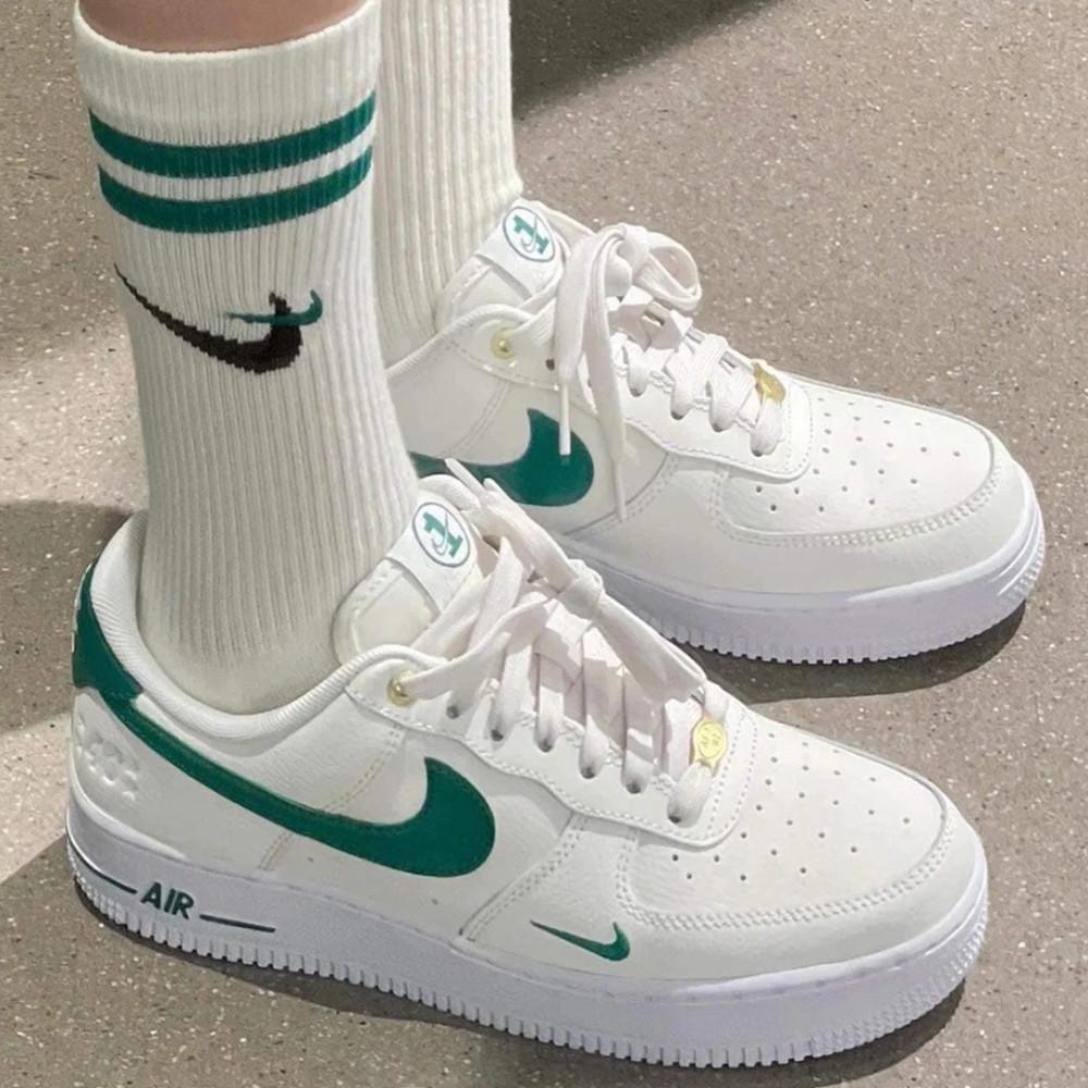 나이키 에어 포스 1 로우 SE 40주년 그린 화이트 흰녹 말라카이트 우먼스 DQ7582-101 데일리슈즈 한정판