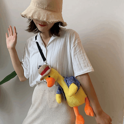 귀여운 오리 분양해요(๑•ᴗ•๑) 깜찍 오리가방 오리크로스백 슬링백 귀여운 특이한가방 인싸템 쓸데없는선물 귀여운선물 생일선물 친구선물 여행가방 놀이공원 이벤트 롯데월드 인형가방