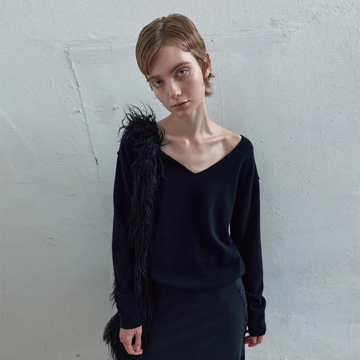 INSIDE OUT V-NECK SWEATER IN BLACK