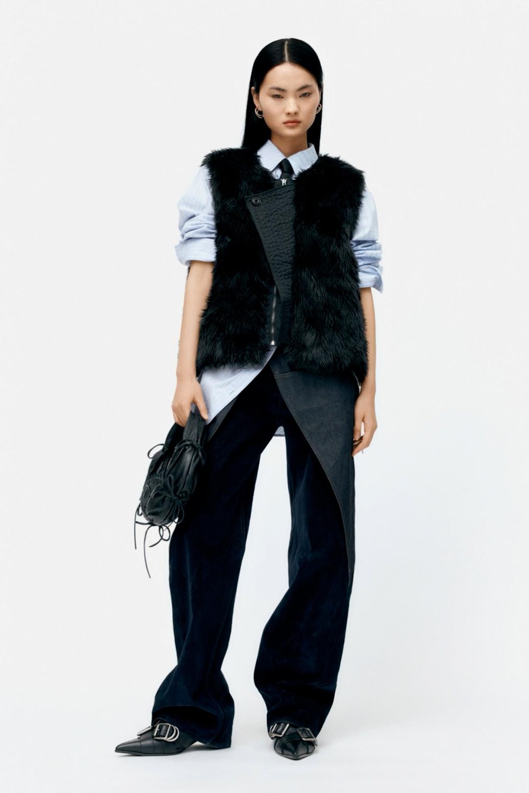 UNISEX CURVED PLACKET REVERSIBLE FAUX-FUR VEST awa723u(BLACK)