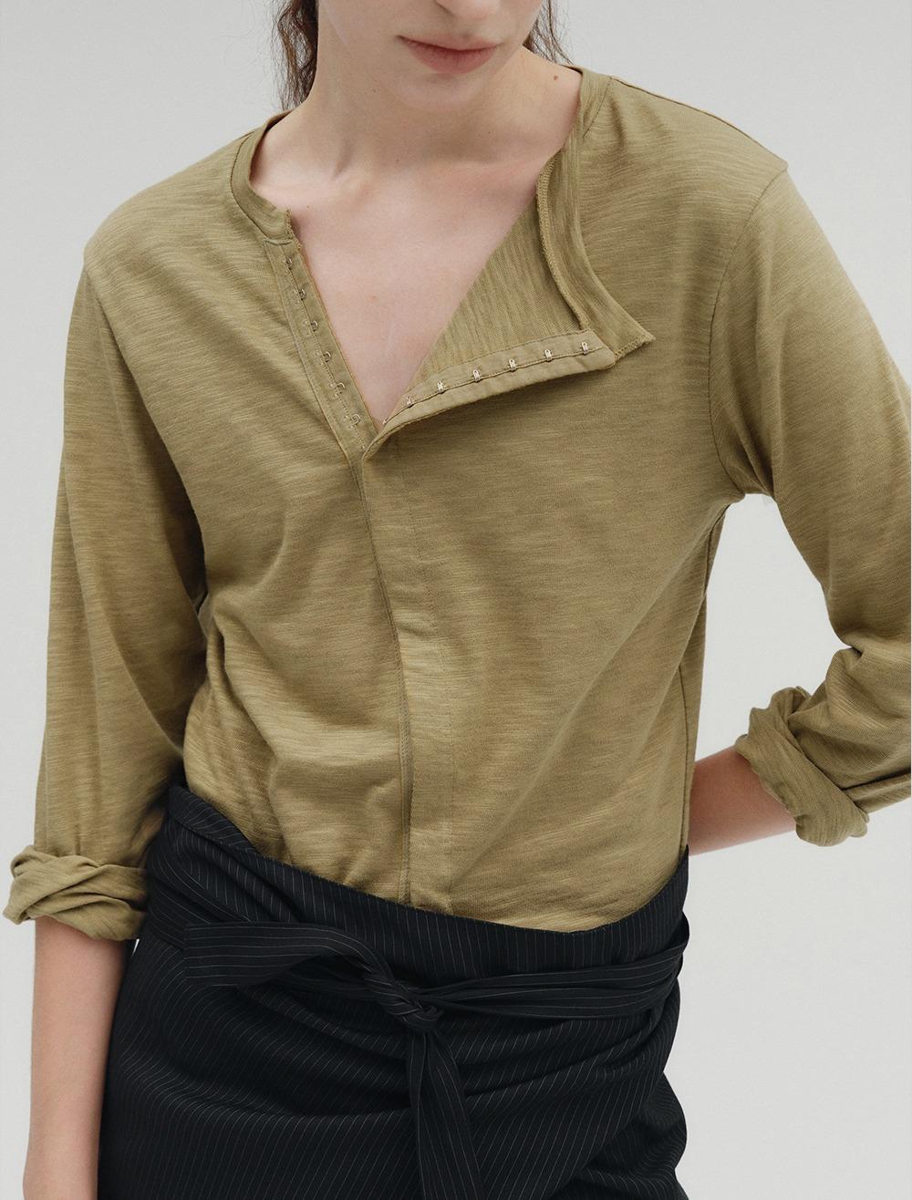 DIAGONAL HOOK DETAIL T-SHIRT [BEIGE]