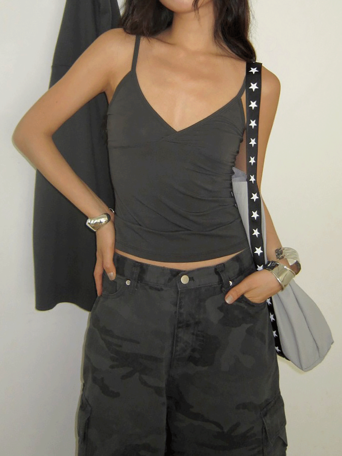 온마인드 [BEST] DEEP V-NECK SLEEVELESS