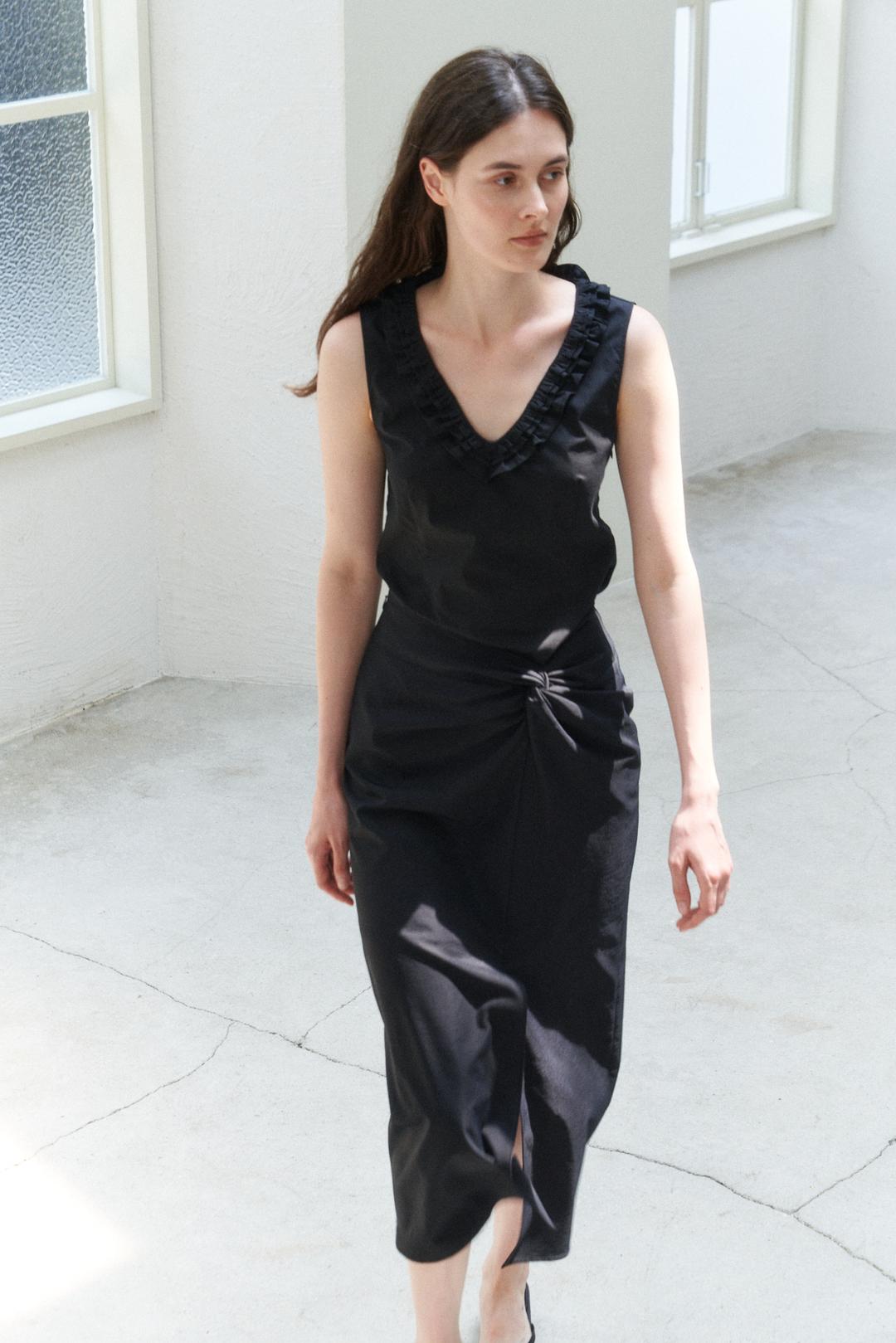 ANNE FRILL SLEEVELESS TOP / BLACK