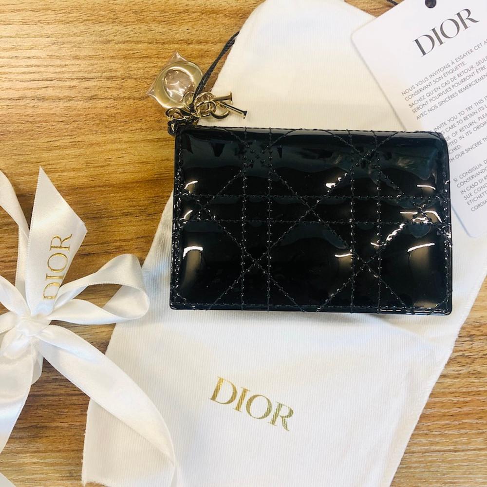 디올 레이디  플랩 카드 지갑 블랙 페이턴트 유광 카프스킨 S0011OVRB_M900