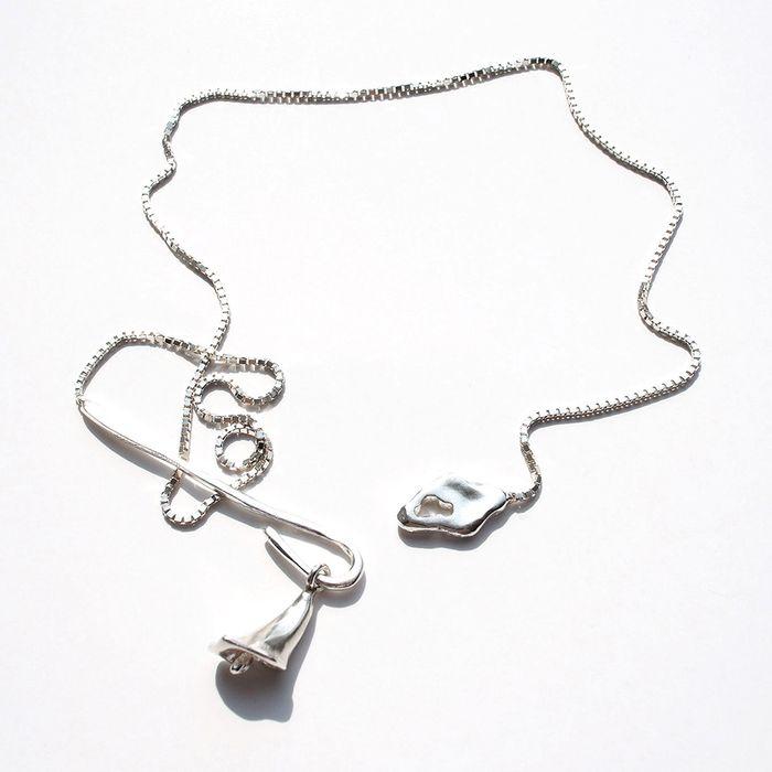 Loop calla necklace