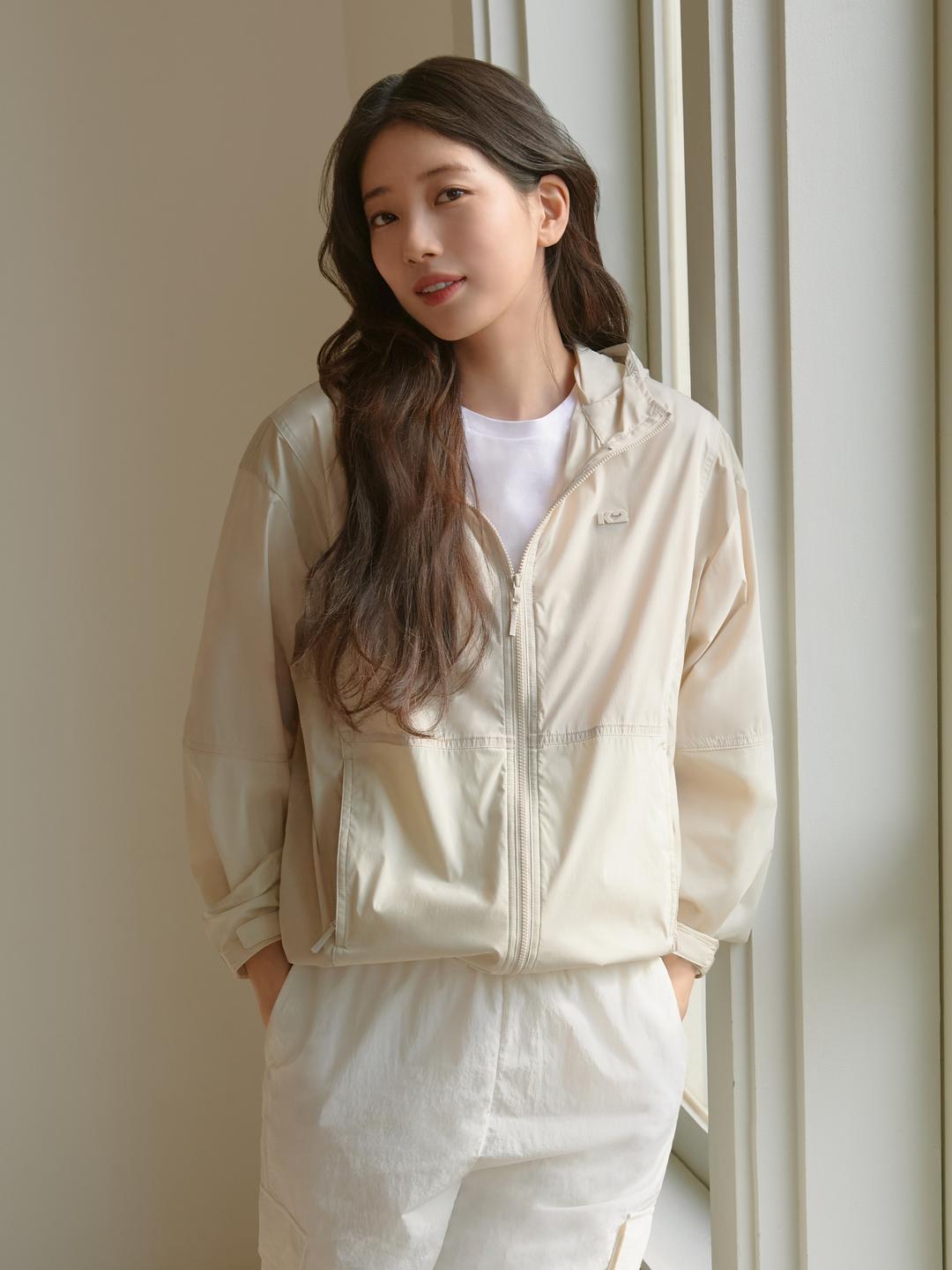 [수지 착용] 웨더리스(WEATHERLESS) 바이저 (VISOR) 바람막이 자켓 W (CREAM BEIGE)