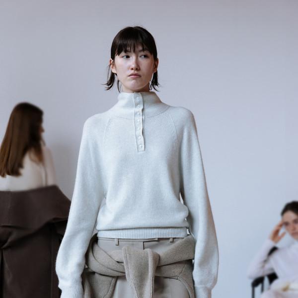 [4차 REORDER / 1/20(화) 예약배송] MERINO WOOL BLEND BUTTON UP SEAMLESS KNIT TOP - OAT GREY