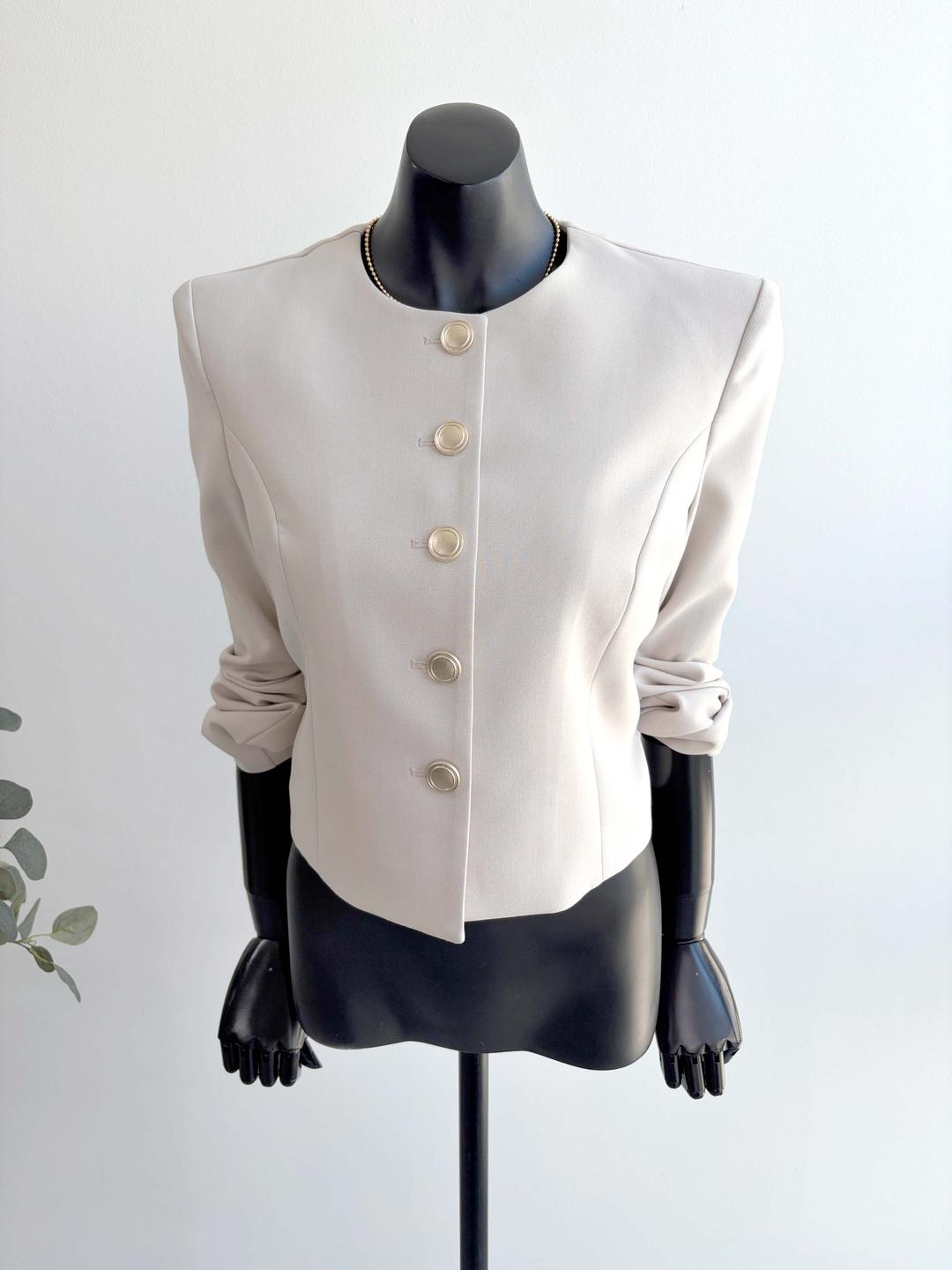 비바 [국내생산] 골드버튼 라운드 슬림핏 숏자켓 26S