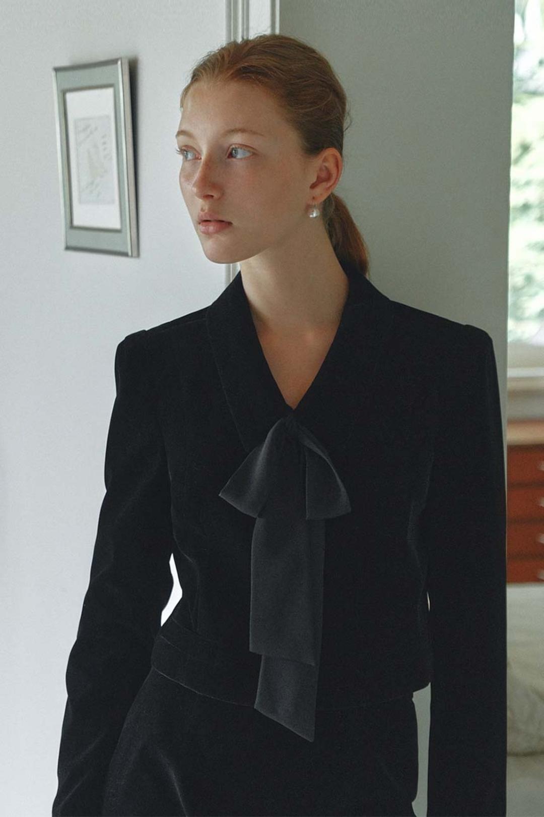 [12/12 예약배송]CIARA Classic collar detail velvet crop jacket (Black)