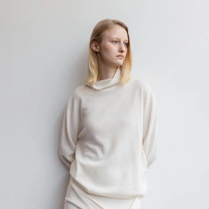 [1차 리오더] Back-Neck Slit Turtle-Neck Top_White