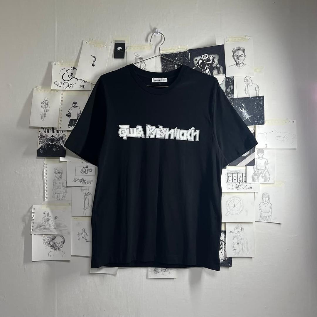 고샤 루브친스키 로고 스펠아웃 티셔츠 | 후루츠패밀리