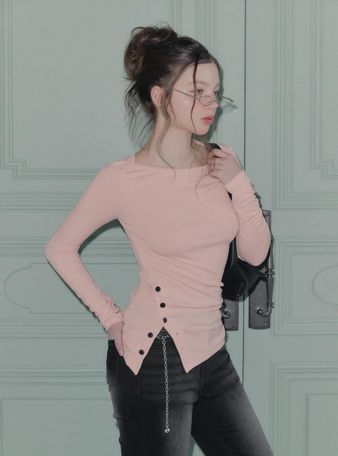 [온라인단독] 데콜 언발 슬릿 보트넥 긴팔 티셔츠