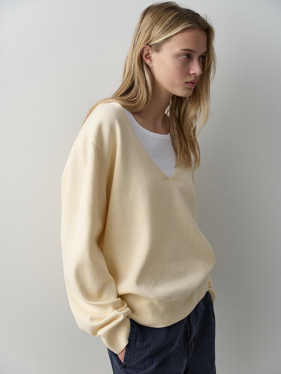 딥 브이넥 니트_butter