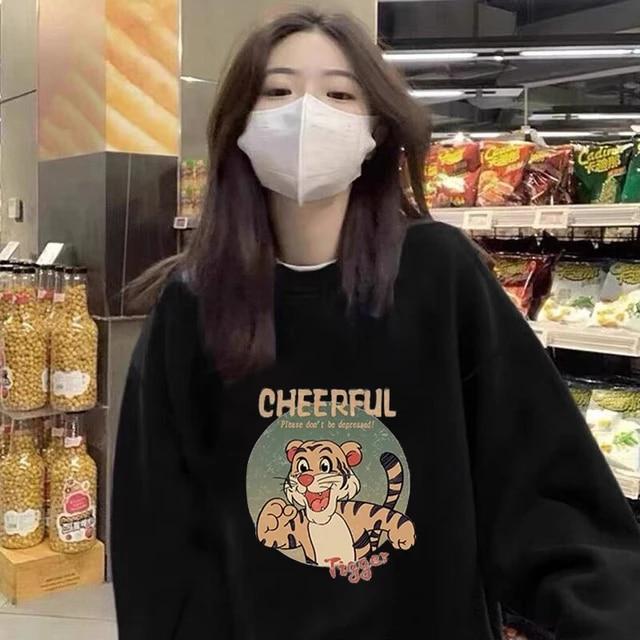 슈퍼 인기 CEC 대형 미국 만화 스웨터, 얇은 유휴 스타일 블랙 코트 인 트렌디 가을 여성용 유럽 및 미국 탑