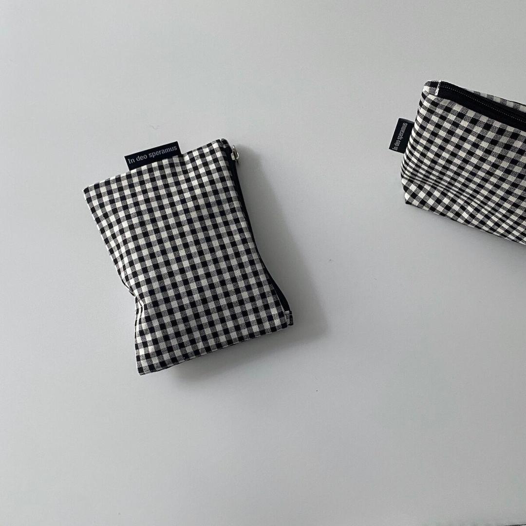 블랙 체크 파우치 (Black check pouch)