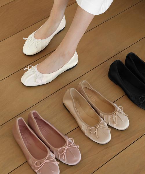 멜라니 새틴 셔링 리본 플랫슈즈 (1cm)