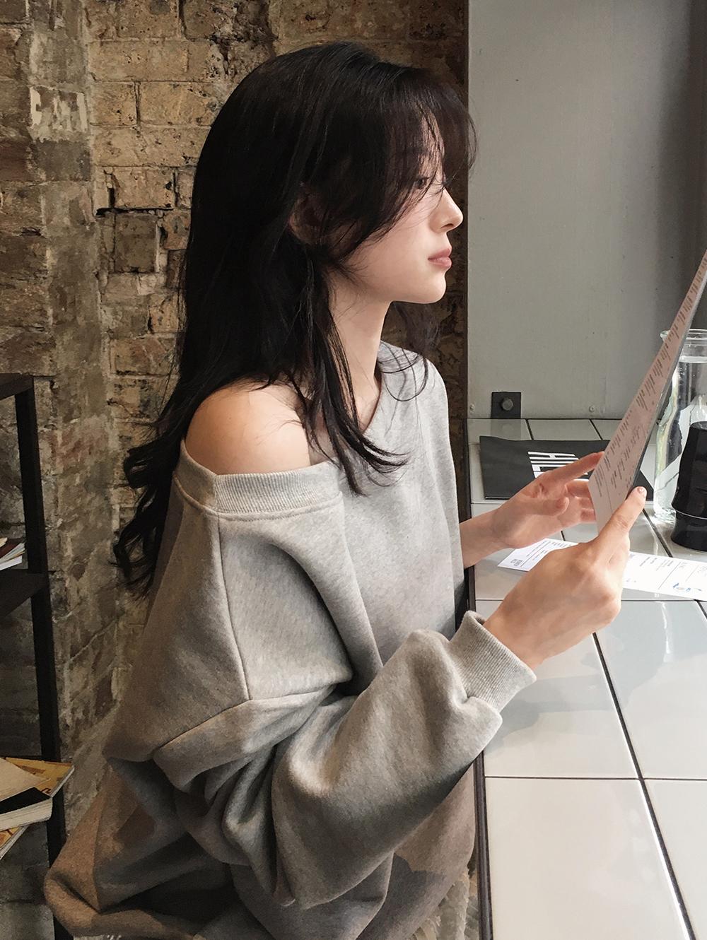 슬로우앤드 [문의폭주!] made. 원오프숄더 여리핏 맨투맨 - 4 color