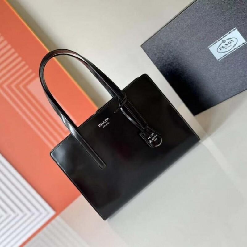 프라다 리에디션 1995 브러시드 가죽 미디엄 핸드백 3칼라 1BA350