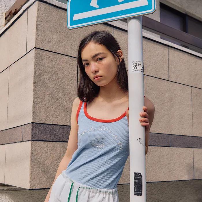[4차 리오더] Mused Sea Shell Emb Tank Top - Blue/Red
