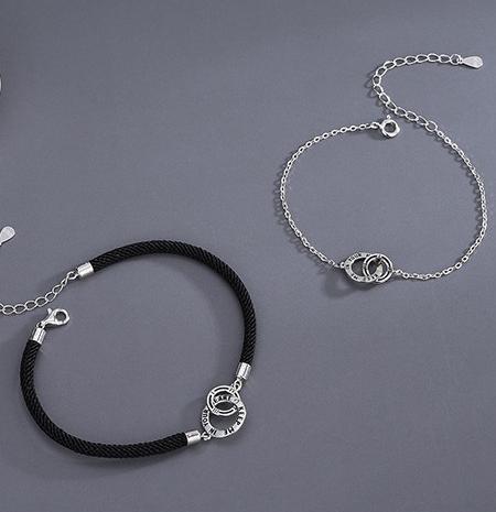 모던한 감각으로 완성한 더블커플팔찌