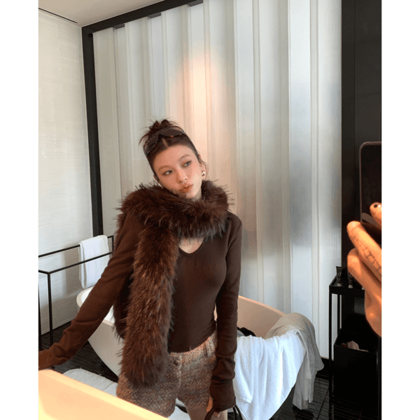 DULA Warm V-neck T-shirt + Eco-Friendly Wool Scarf Set